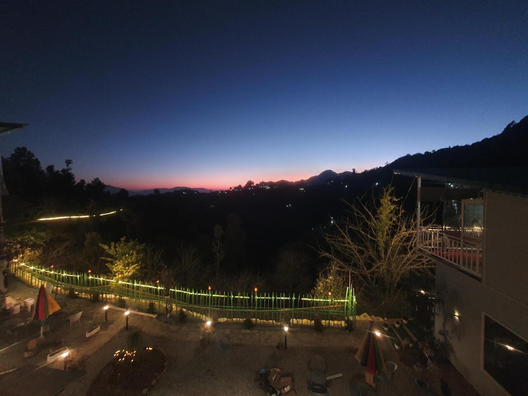 The Rare One'S Mukteshwar - Resort & Cafe מראה חיצוני תמונה
